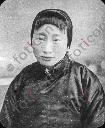 Junge chinesische Frau ; Young chinese woman (simon-173a-008-sw.jpg)